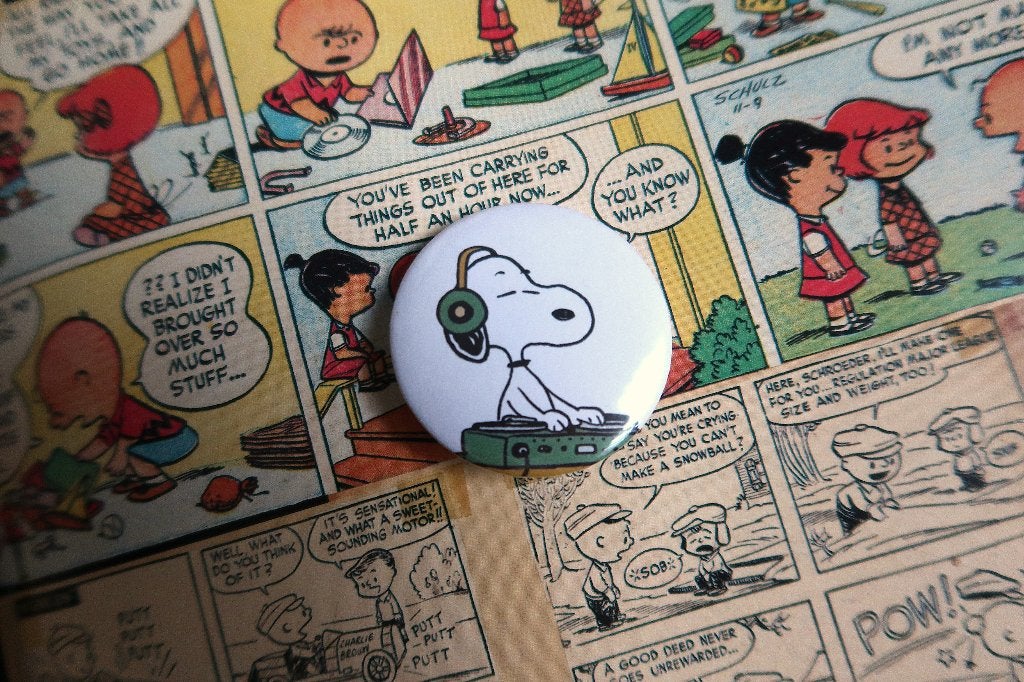 Snoopy Peanuts Comics DJ 44MM Button Pin Broche, Verzamelen, Verzenden, Snoopy, Nieuw, Overige typen