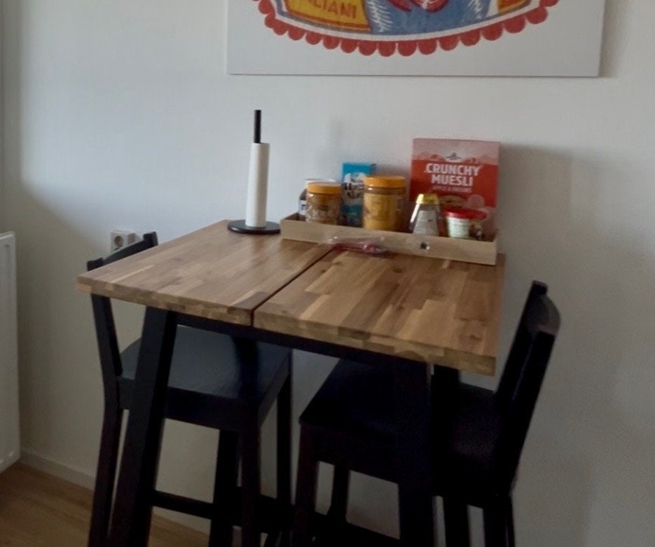 Skogsta tafel met twee bijpassende stoelen (ikea), Ophalen, Gebruikt, 50 tot 100 cm, Vierkant