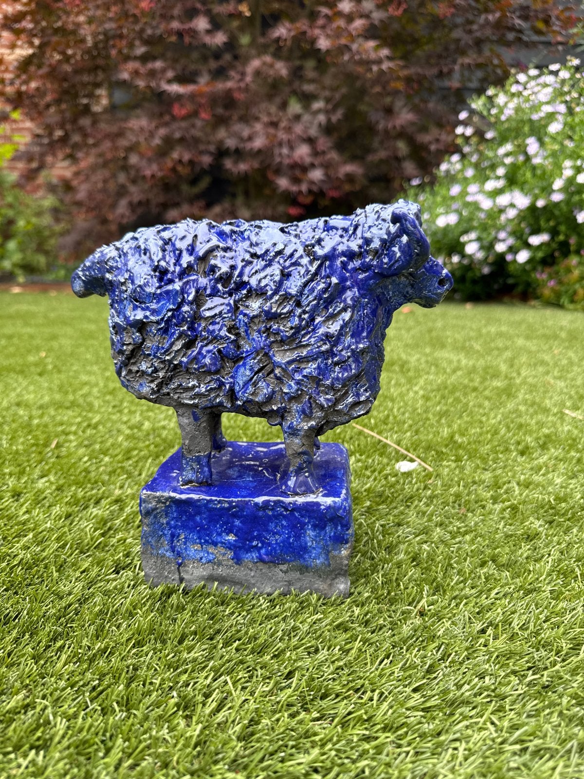 Unieke blauwe gegoten sculptuur van een schaap, Antiek en Kunst, Ophalen, Beeld, Massief, Steen/keramiek