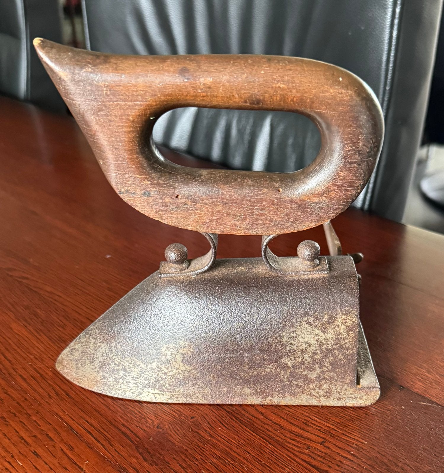 Antiek strijkijzer met houten handvat, Antiek en Kunst, Ophalen