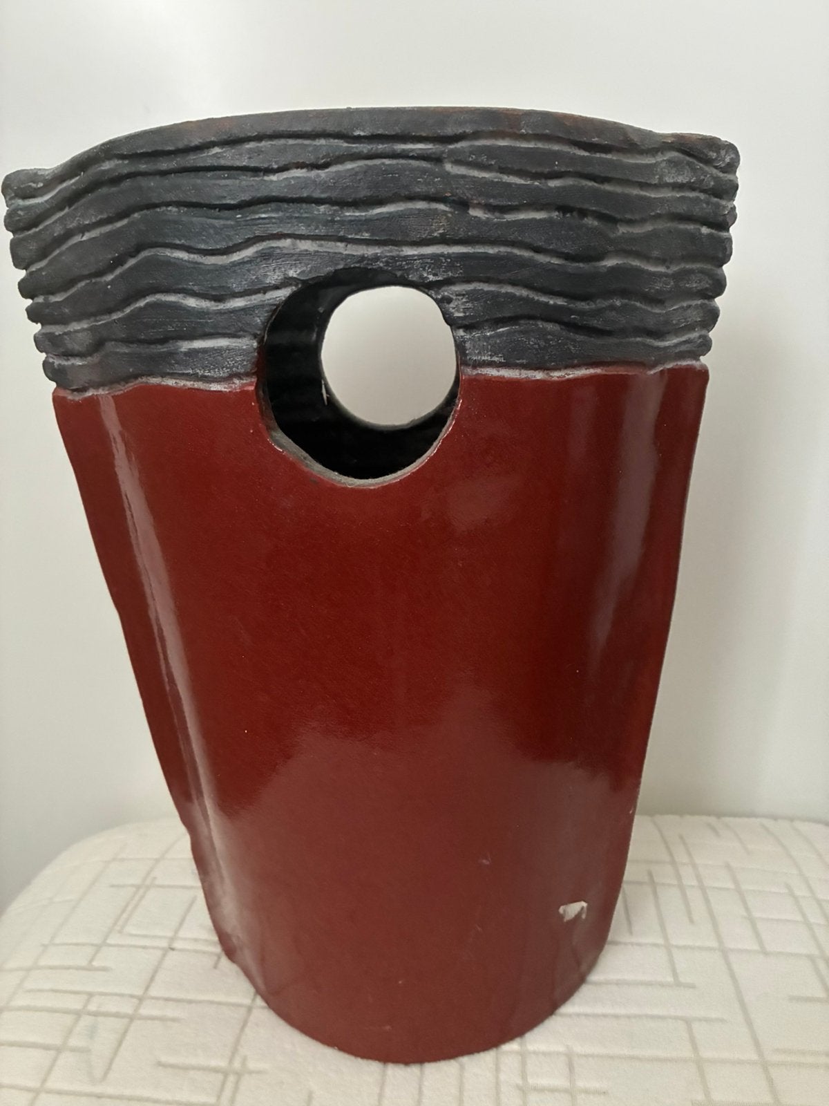 Grote vaas keramiek aparte vorm rood antracietgrijs 33cm, Ophalen of Verzenden, Zo goed als nieuw, Steen/keramiek, Rood