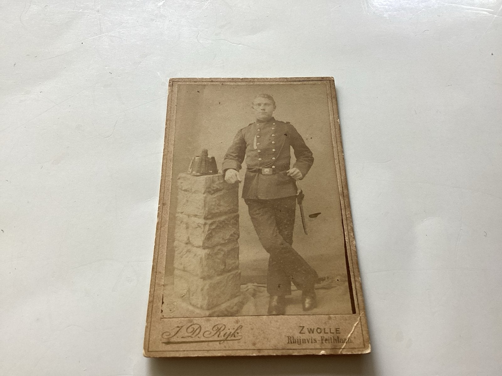Zwolle van militair in uniform, J.D. Rijk Zwolle 6.5 x10.5 c, Verzamelen, Gebruikt, Foto, Ophalen of Verzenden, Voor 1940