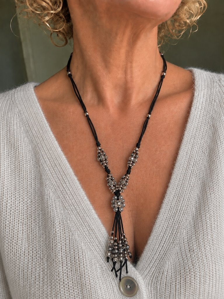 Zwarte ketting met zilverkleurige kralen aan leren veter, Overige materialen, Zwart, Ophalen of Verzenden, Verstelbaar