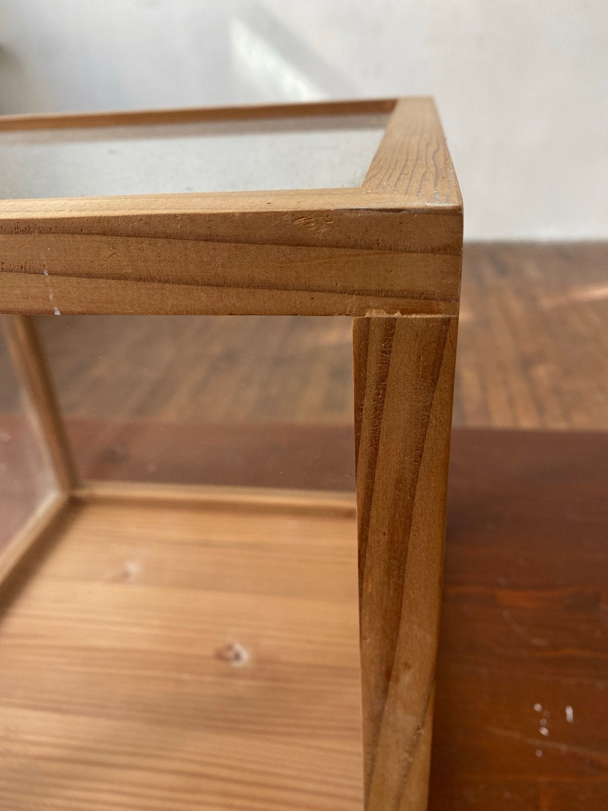 Houten vitrinekastje met glazen wanden. Er zijn er drie van!, Hout, Gebruikt, Ophalen of Verzenden, Landelijk