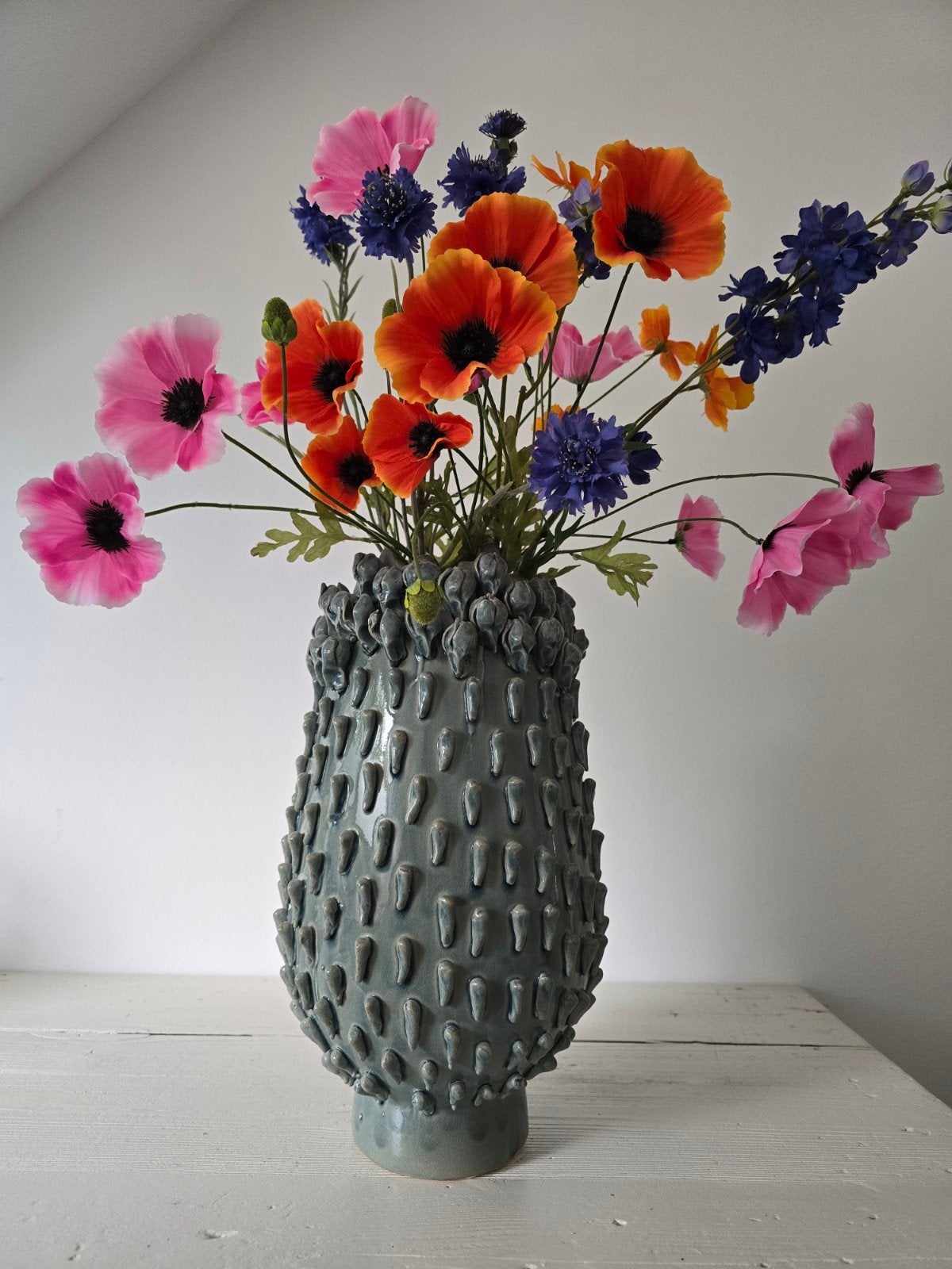 Unieke handgemaakte keramische vaas met bloemen, Ophalen, Zo goed als nieuw, Oranje