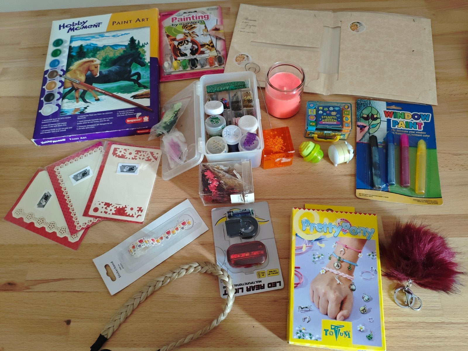 Knutselspulletjes, verf, glitters, stempels, kaartjes, Ophalen