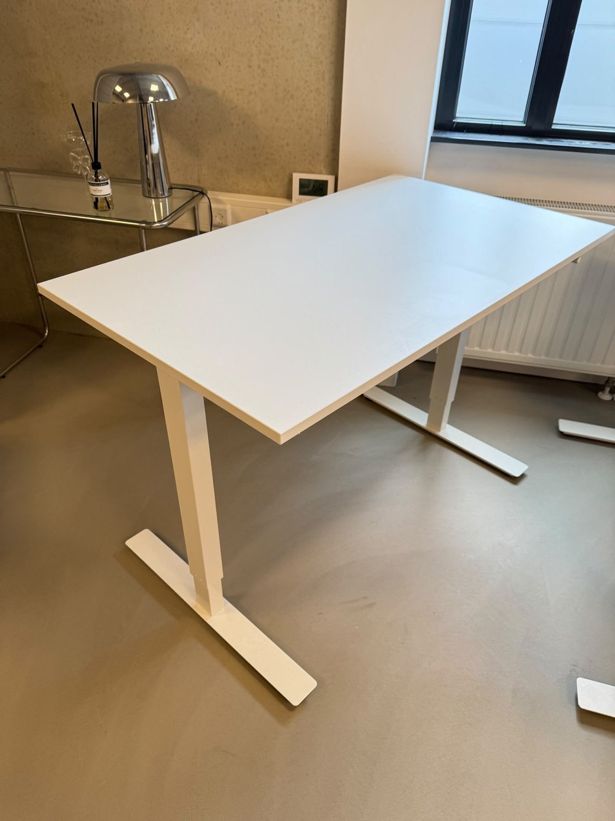 IKEA Trotten Zit-sta bureau 160x70 cm - Nieuwstaat, Huis en Inrichting, Ophalen, Zit-sta bureau, In hoogte verstelbaar, Zo goed als nieuw