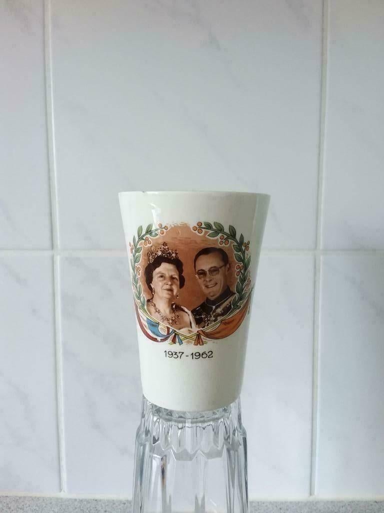 Koningin Juliana en Bernhard beker 25 jarig huwelijk, Ophalen of Verzenden, Zo goed als nieuw, Servies