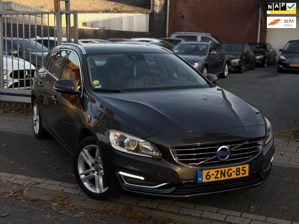 Volvo V60 2.4 D6 AWD Plug-In Hybrid Summum | Trekhaak | Xeno, Auto's, Automaat, 1849 kg, Automatische klimaatregeling, Vierwielaandrijving