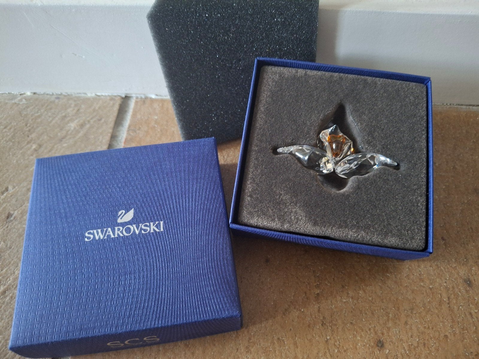 27. Swarovski Afrikaanse orchidee in doosje, Ophalen of Verzenden, Zo goed als nieuw, Figuurtje