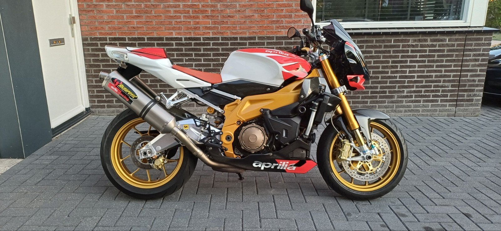 Aprilia Tuono 1000R Factory, Akrapovic, Öhlins, Carbon, 2 cilinders, Motorrijbewijs A, Particulier, Naked bike