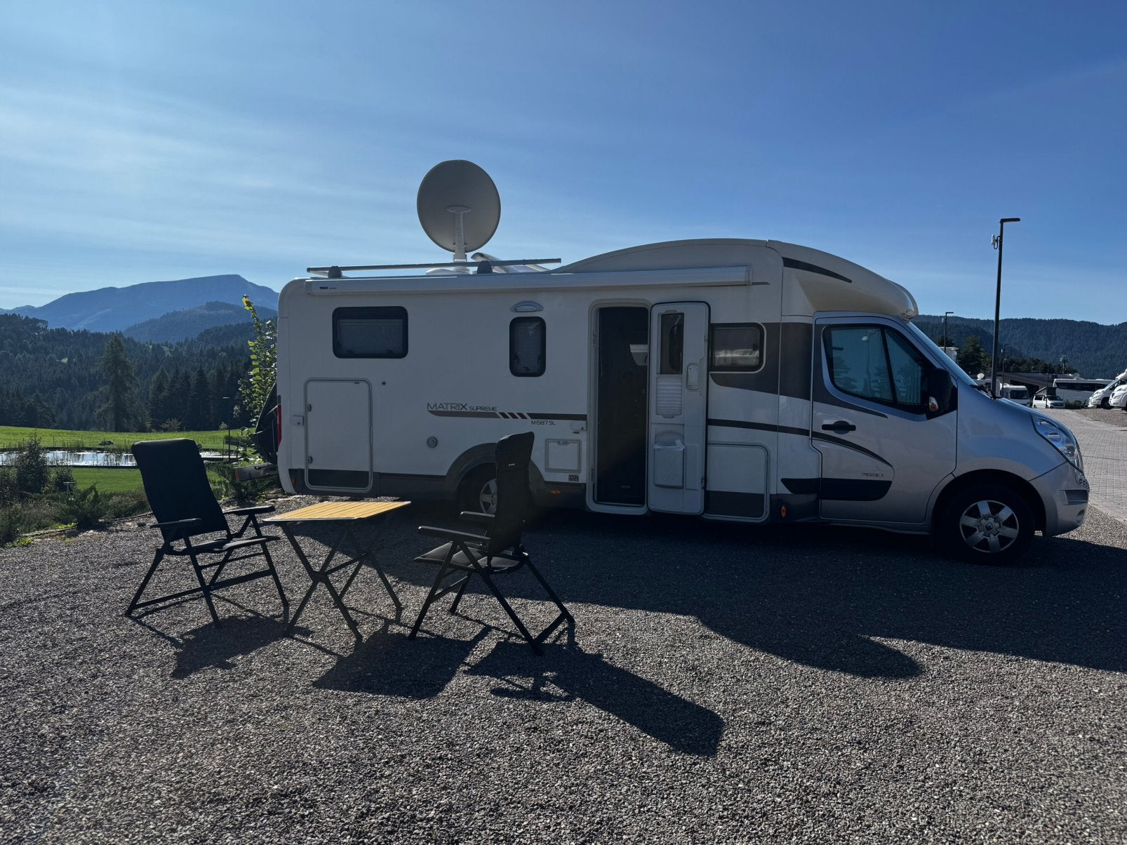 Adria Matrix  Suprème M687SL ( lengtebedden + hefbed ), Caravans en Kamperen, Particulier, Half-integraal, Adria