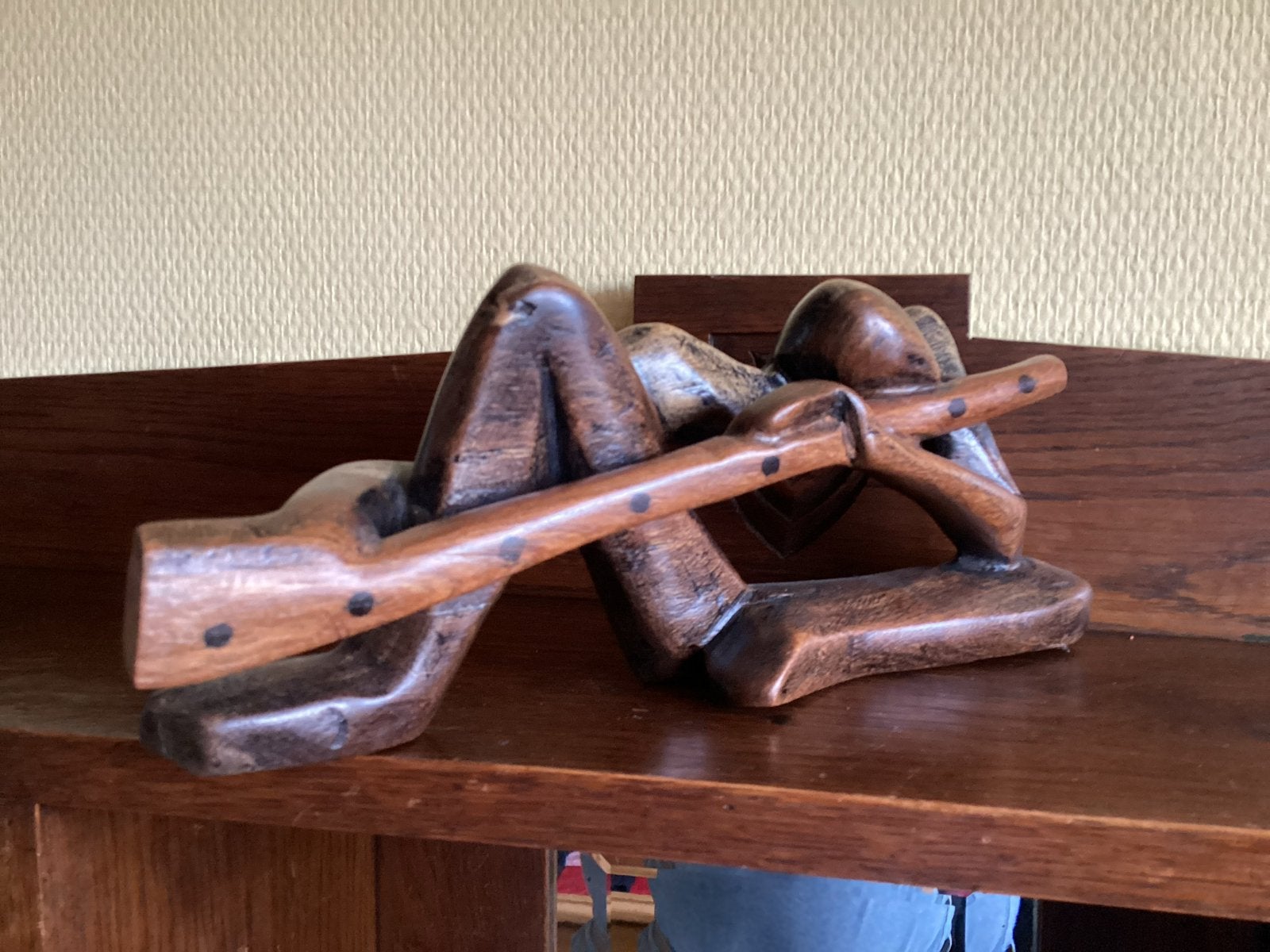 BEELD VAN liggende jager met geweer, hout, 28Lx 11H, voor 5€, Ophalen of Verzenden, Handgemaakt, 20 - 50 cm, Beeld