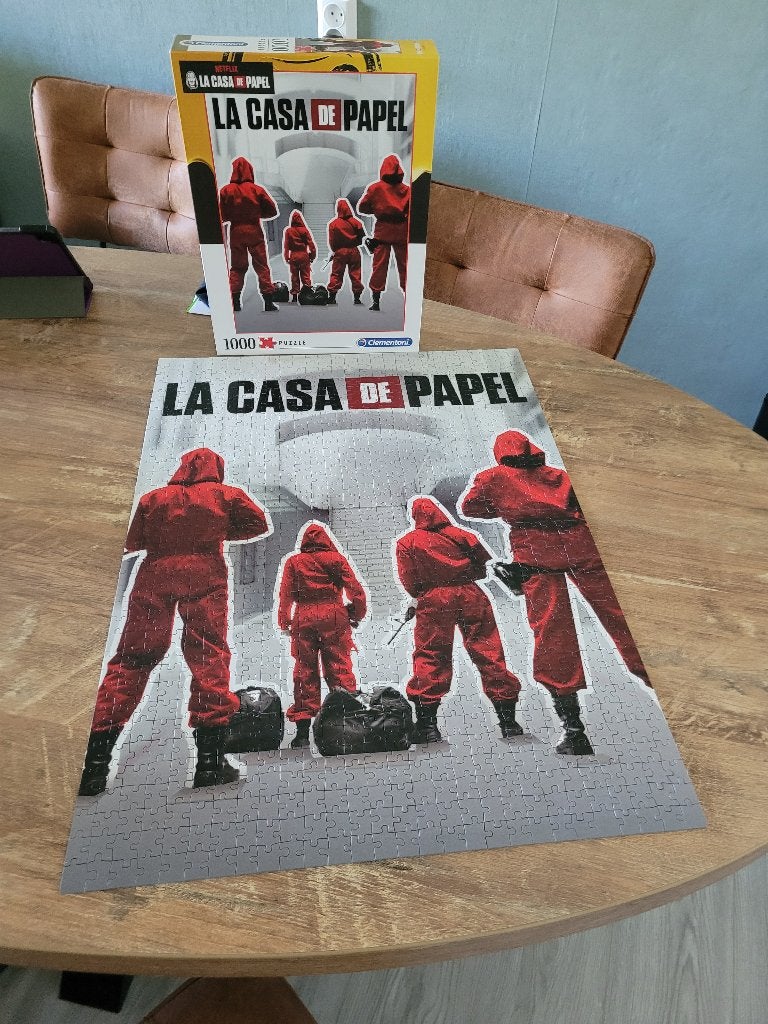 LA CASA DE PAPEL 1000 stukjes van CLEMENTONI kost 5,00, Ophalen of Verzenden, 500 t/m 1500 stukjes, Zo goed als nieuw, Legpuzzel