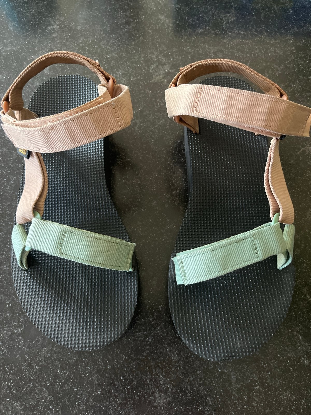 Teva sandalen - Zo goed als nieuw, Kleding | Dames, Ophalen of Verzenden, Zo goed als nieuw, Beige, Sandalen of Muiltjes