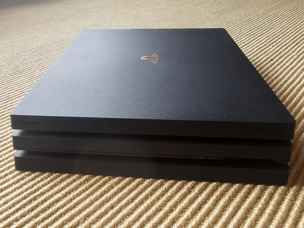 PlayStation 4 Pro 1TB met controller en 3 games, Spelcomputers en Games, Spelcomputers | Sony PlayStation 4, Met games, Ophalen of Verzenden