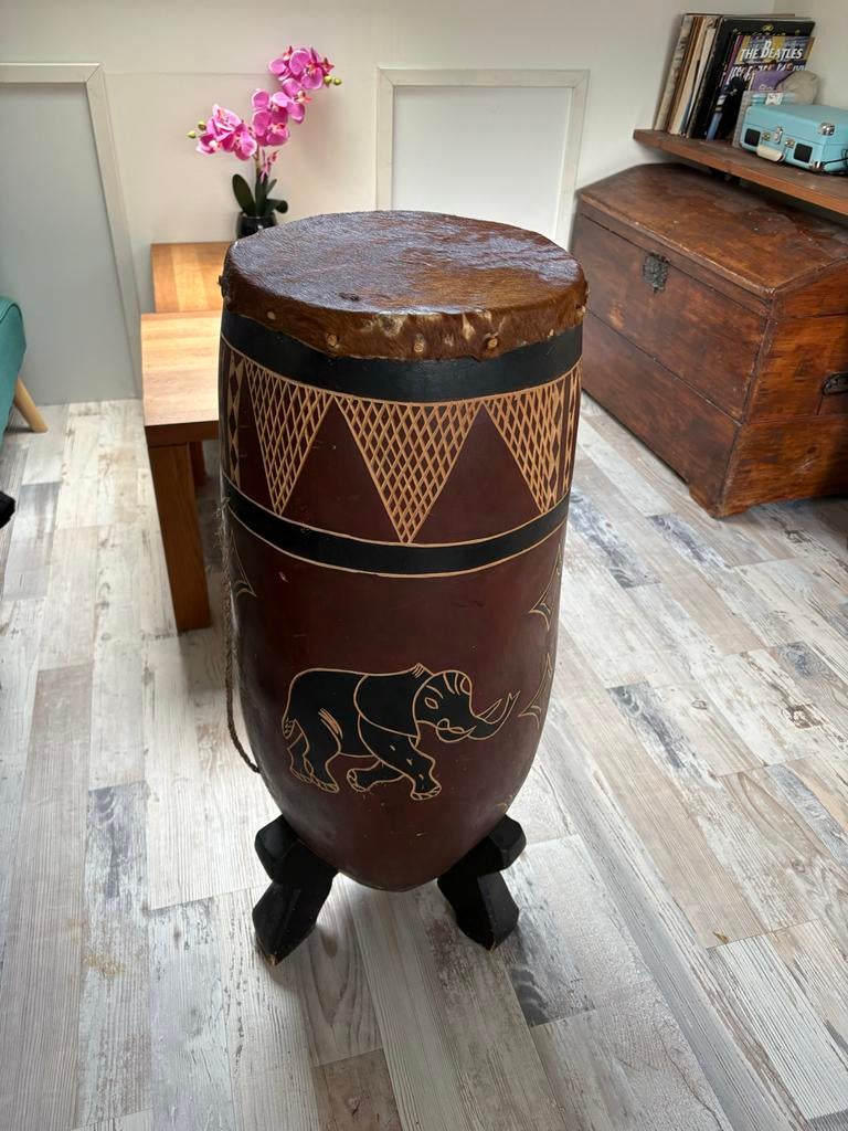 Grote Afrikaanse Trommel - Handgemaakt met Olifantmotief, Muziek en Instrumenten, Percussie, Ophalen, Zo goed als nieuw