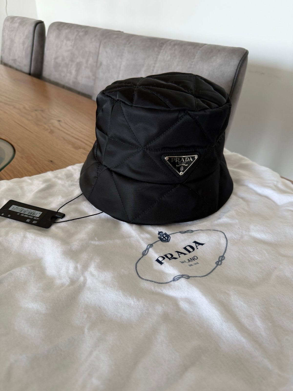 Prada Re-Nylon Gewatteerde Bucket Hat - Zo goed als nieuw, Kleding | Dames, Hoeden en Petten, Ophalen of Verzenden, Zo goed als nieuw
