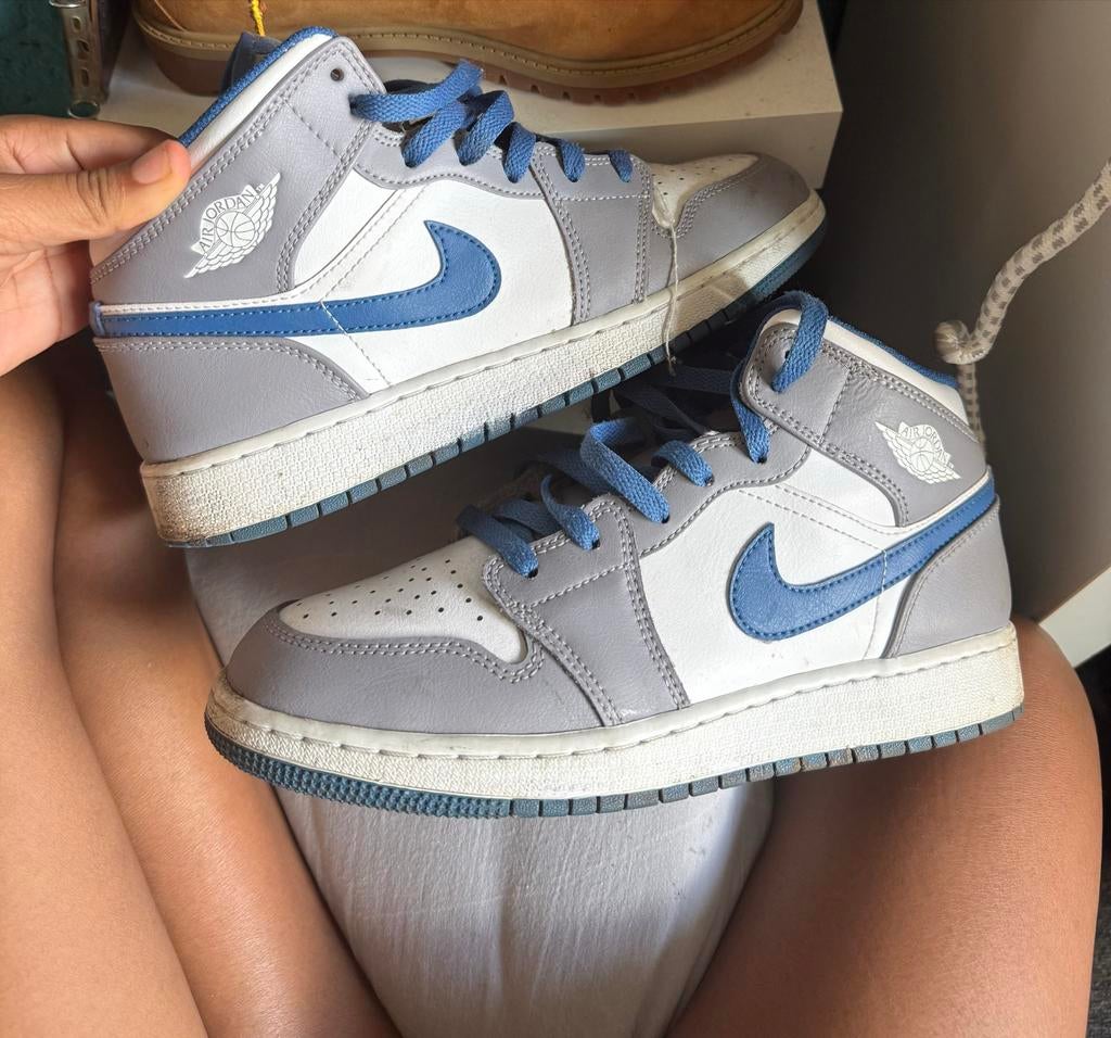 Nike Air Jordan 1 Mid 'Light Smoke Grey' (GS), Kleding | Dames, Schoenen, Ophalen of Verzenden, Gedragen, Grijs, Sneakers of Gympen