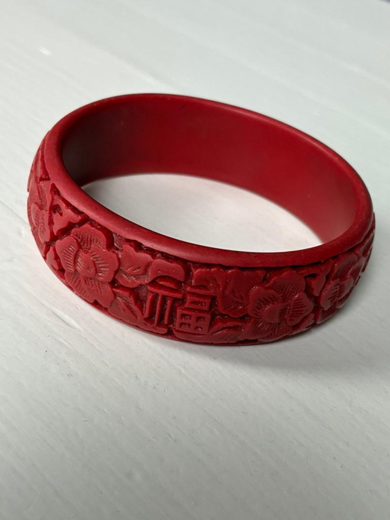 Armband cinnaber vintage chinees rood handgesneden, Ophalen of Verzenden, Gebruikt, Rood