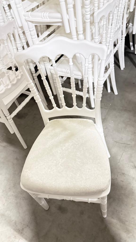 Te koop 50 stuks nieuwe witte Napoleon stoelen, Ophalen of Verzenden, Gebruikt, Complete inventaris