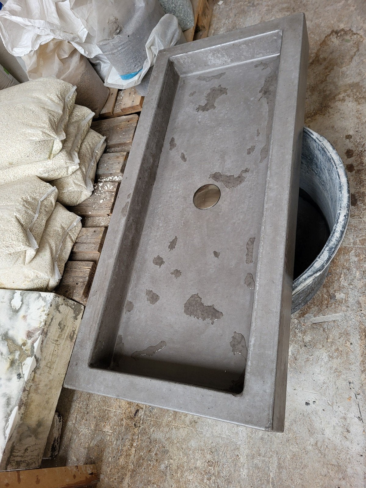 Nieuwe betonnen wasbak 985x340x110 - Magazijnopruiming, Ophalen of Verzenden, Nieuw, Wastafel