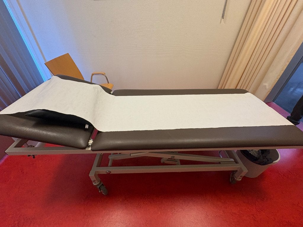 Hydraulische behandelbank / onderzoeksbank op 2 wielen, Ophalen, Zo goed als nieuw, Massagetafel