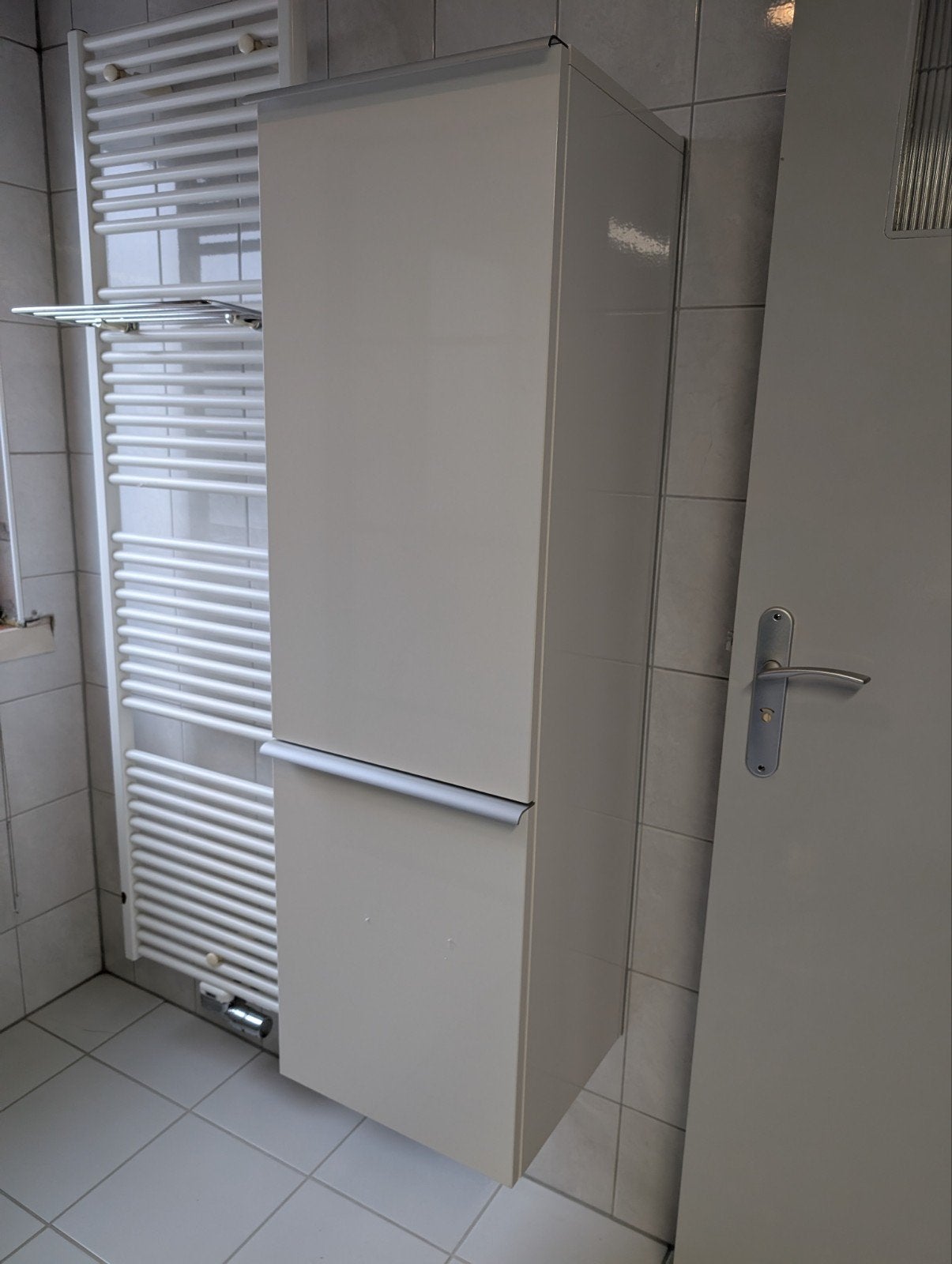 Hoogglans wit badkamerkast 130x40x35 cm met 2 deuren, Huis en Inrichting, Badkamer | Badkamermeubels, Ophalen, (Half)hoge kast