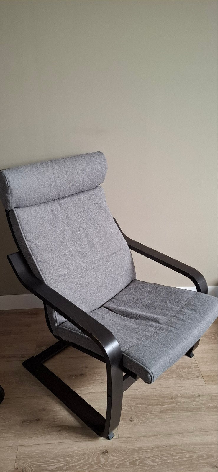 IKEA POÄNG Fauteuil - Zwartbruin Frame, Grijs Kussen, Huis en Inrichting, Fauteuils, Ophalen, Gebruikt, 75 tot 100 cm, Stof