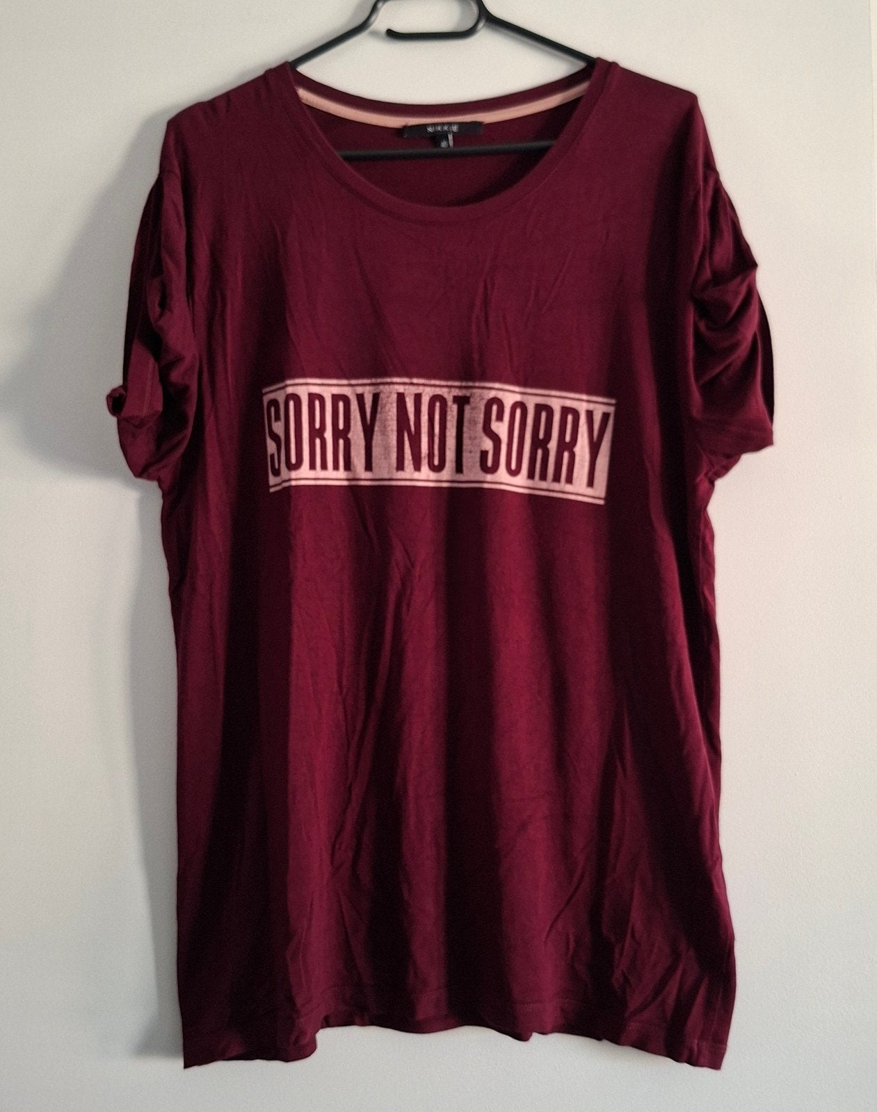 Nikkie T-shirt maat M - Sorry Not Sorry, Maat 38/40 (M), Ophalen of Verzenden, Gedragen, Rood