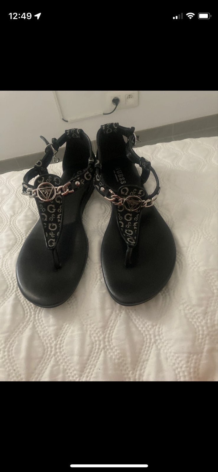Guess zwarte en beige slippers maat 39, Ophalen of Verzenden, Zo goed als nieuw, Beige, Slippers