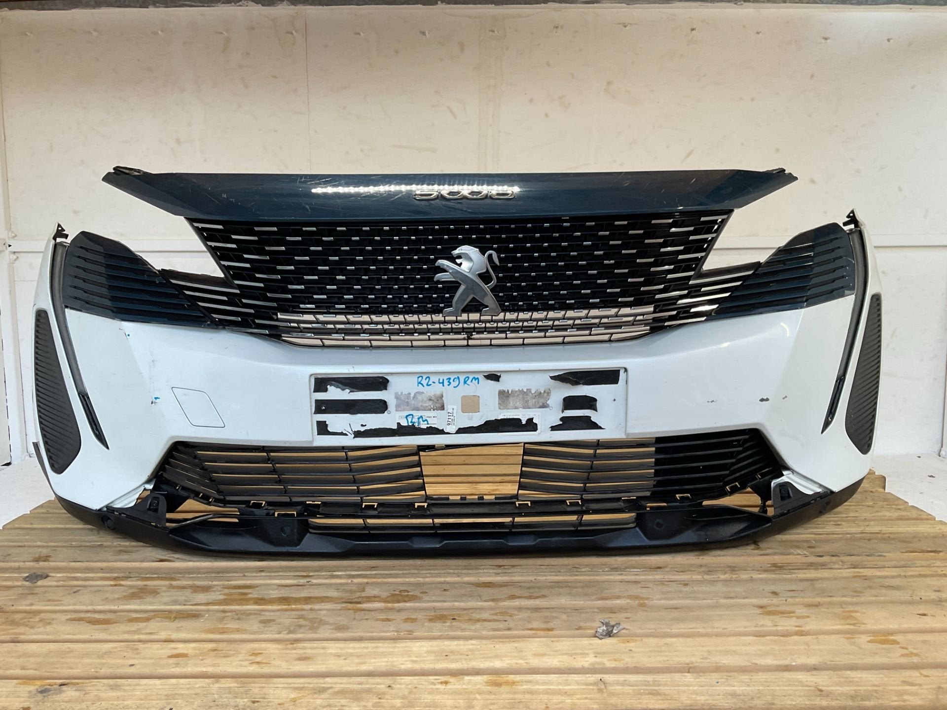 Bumper Peugeot 5008 Facelift 2021-2024 Voorbumper LED R2-439, Taurusavenue 1
2132 LS  Hoofddorp, NL, Gebruikt, Contact.group@renault.com