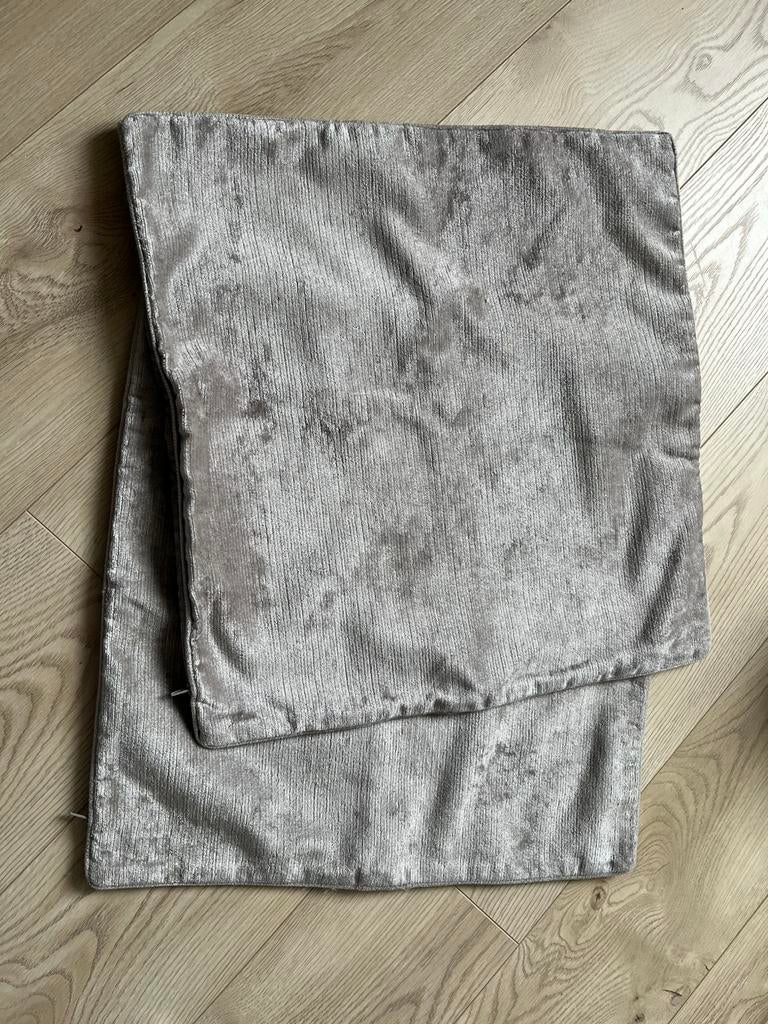 Kussenhoesjes H&M Home 50x50 zilvergrijs velours, Huis en Inrichting, Woonaccessoires | Kussens, Ophalen, Zo goed als nieuw, Grijs
