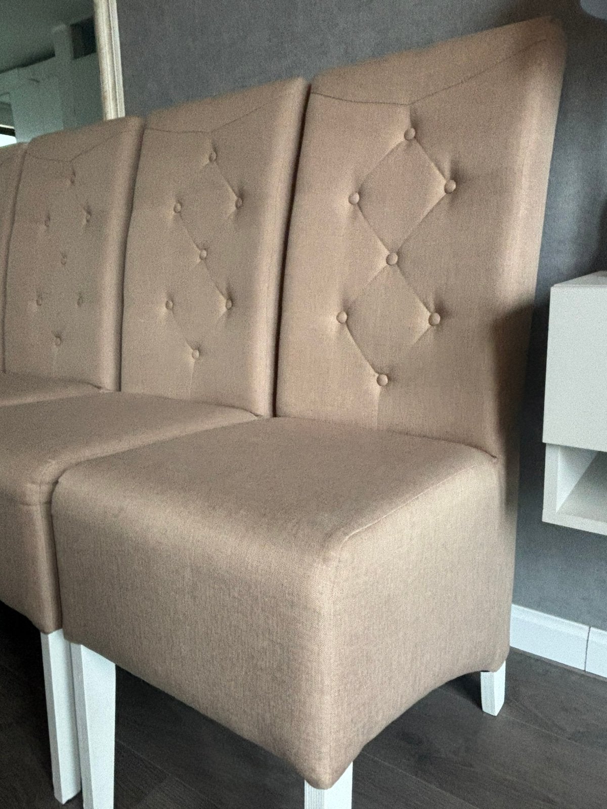 prachtige Tommy Chairs in beige/taupe met witte poten, Huis en Inrichting, Ophalen, Hout, Overige kleuren, Zo goed als nieuw