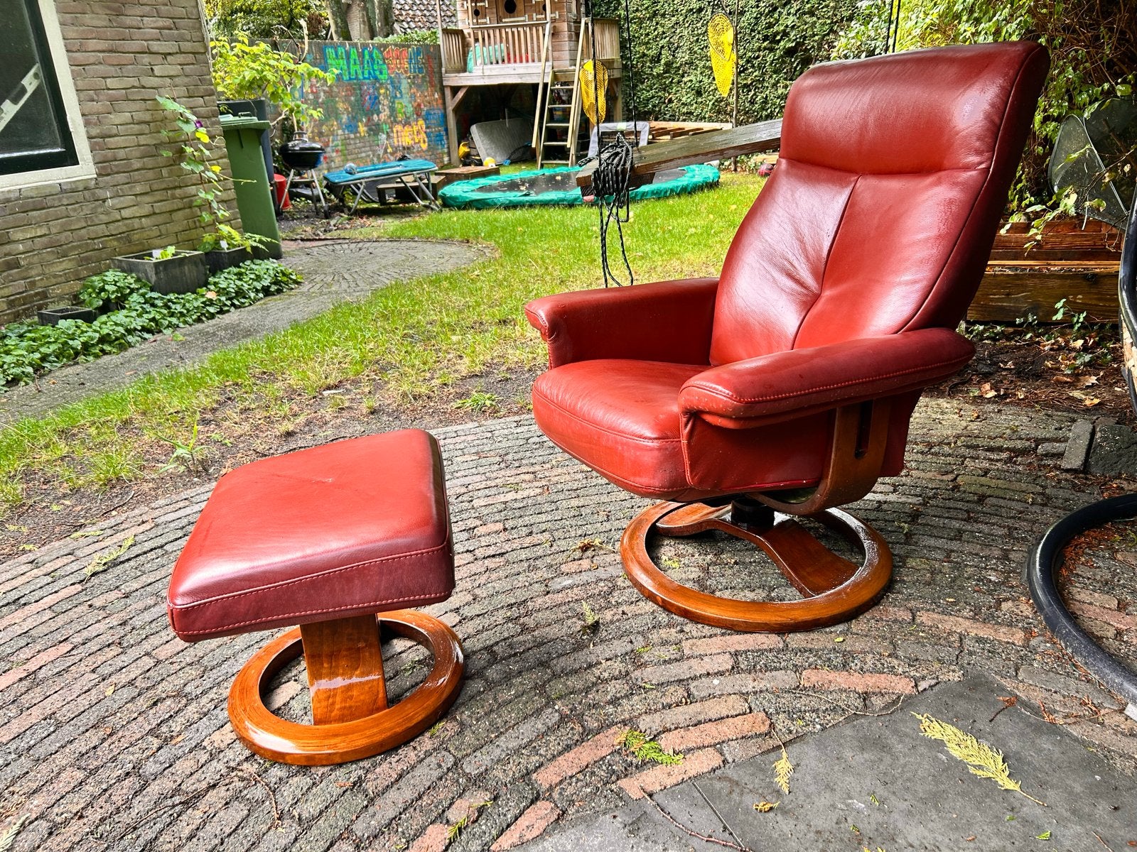 Comfortabele rode draaistoel met voetenbank in prima staat, Huis en Inrichting, Ophalen, Zo goed als nieuw, Leer, 75 tot 100 cm