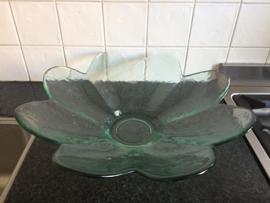 Fruitschaal glas bloemvorm - zo goed als nieuw!, Ophalen of Verzenden, Overige stijlen, Glas, Schaal of Schalen