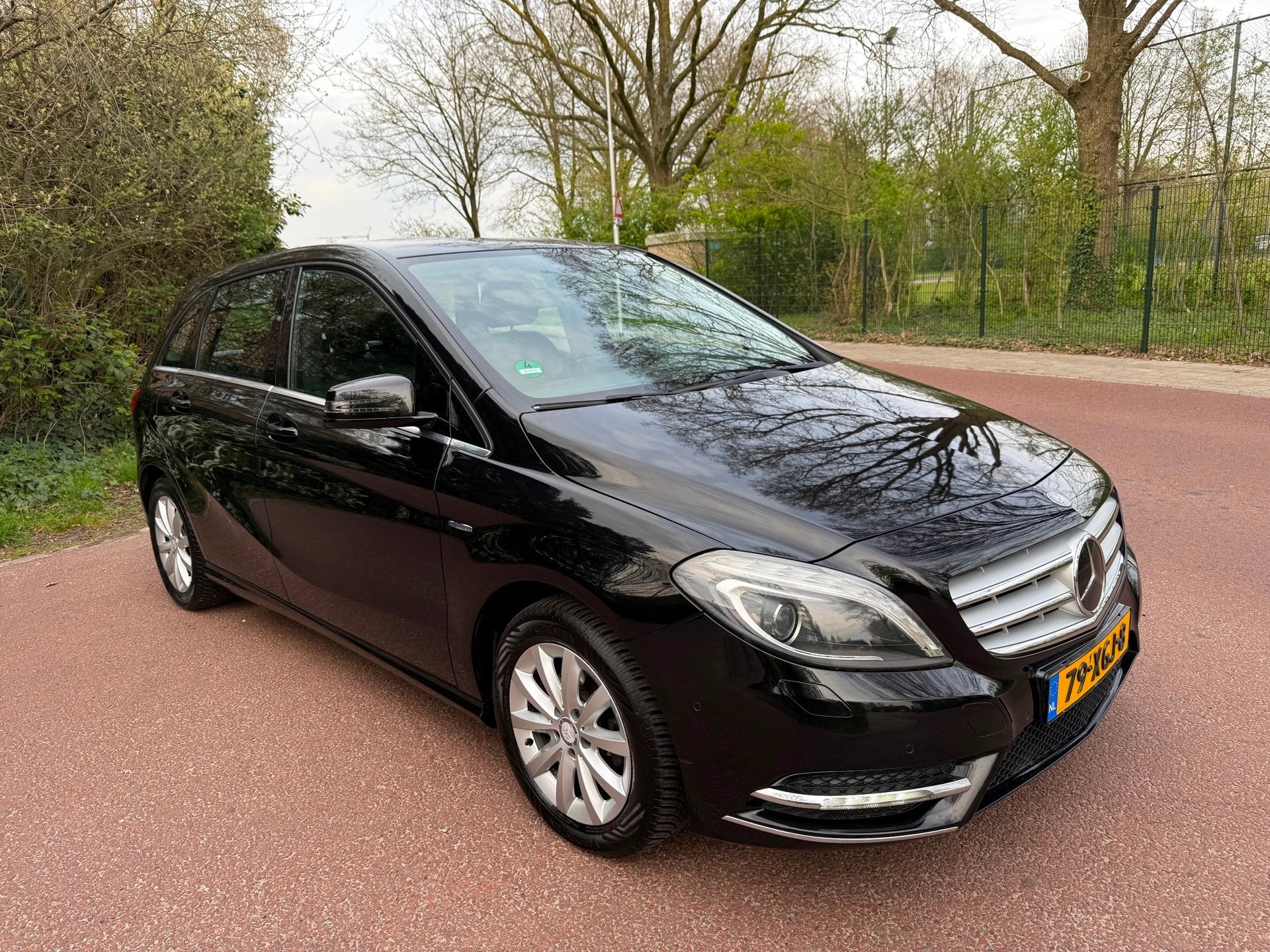 Mercedes-Benz B-klasse 180 Ambition / Navi / Leder / Airco /, Auto's, Voorwielaandrijving, Euro 5, Gebruikt, 1295 kg