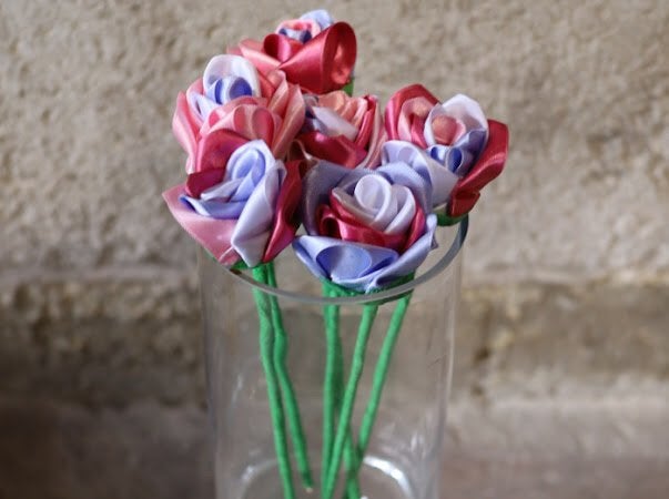 Bloemenvaas met bloemen, Huis en Inrichting, Woonaccessoires | Kunstplanten en Kunstbloemen, Ophalen, Gebruikt, Kunstbloem, Glas