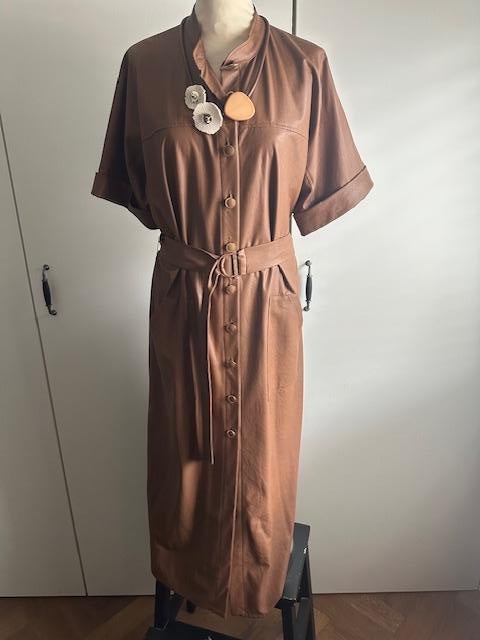 Nieuwe Caroline Biss jurk, vegan leer, bruin, maat 40/42, Bruin, Maat 42/44 (L), Nieuw, Ophalen of Verzenden