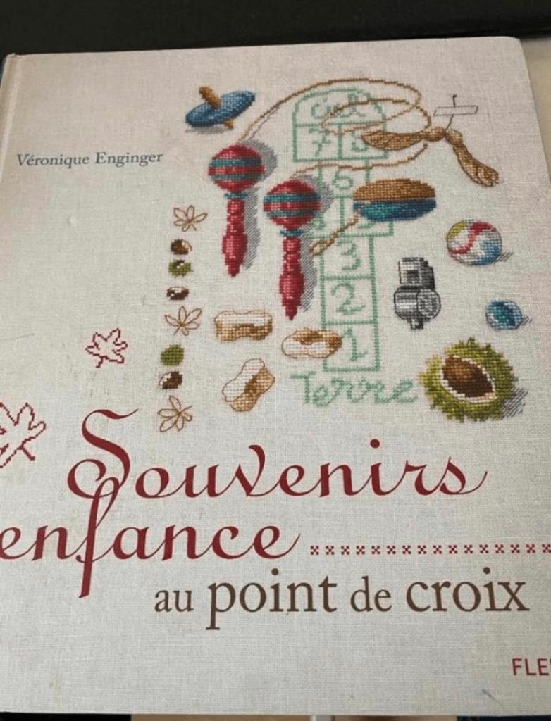 SOUVENIRS D'ENFANCE AU POINT DE CROIX VERONIQUE ENGINGER, Hobby en Vrije tijd, Borduren en Borduurmachines, Zo goed als nieuw