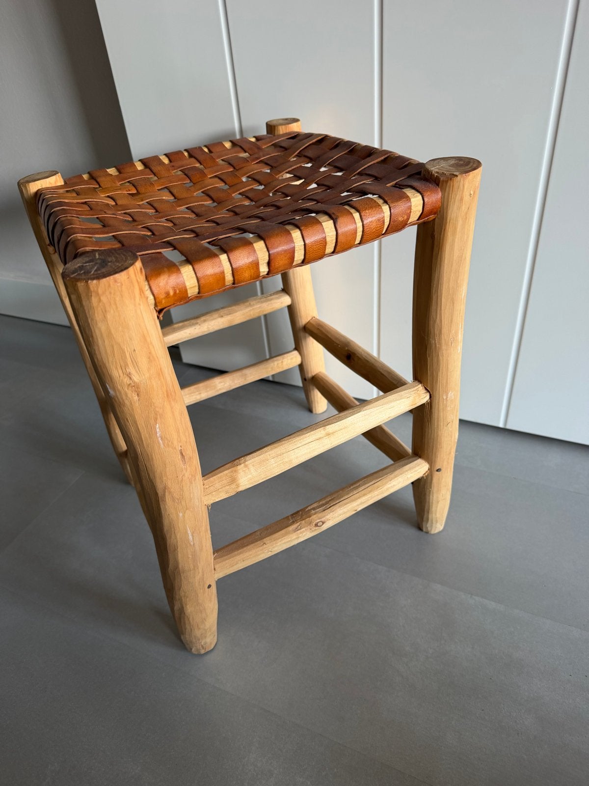 Houten kruk met leren zitting, Ophalen of Verzenden, Gebruikt, Hout