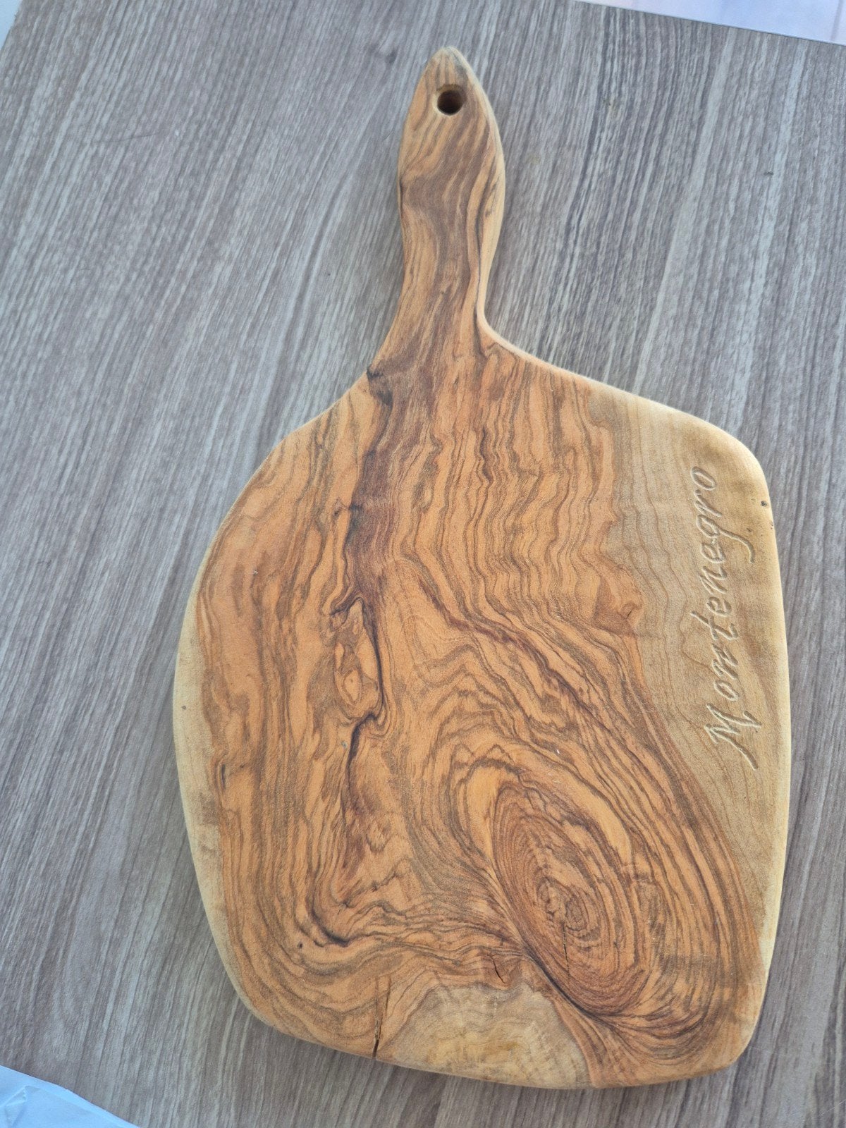 Unieke walnoten houten snijplank met Montenegro inscriptie, Gebruikt, Hout, Snij-/serveerplank, Ophalen of Verzenden