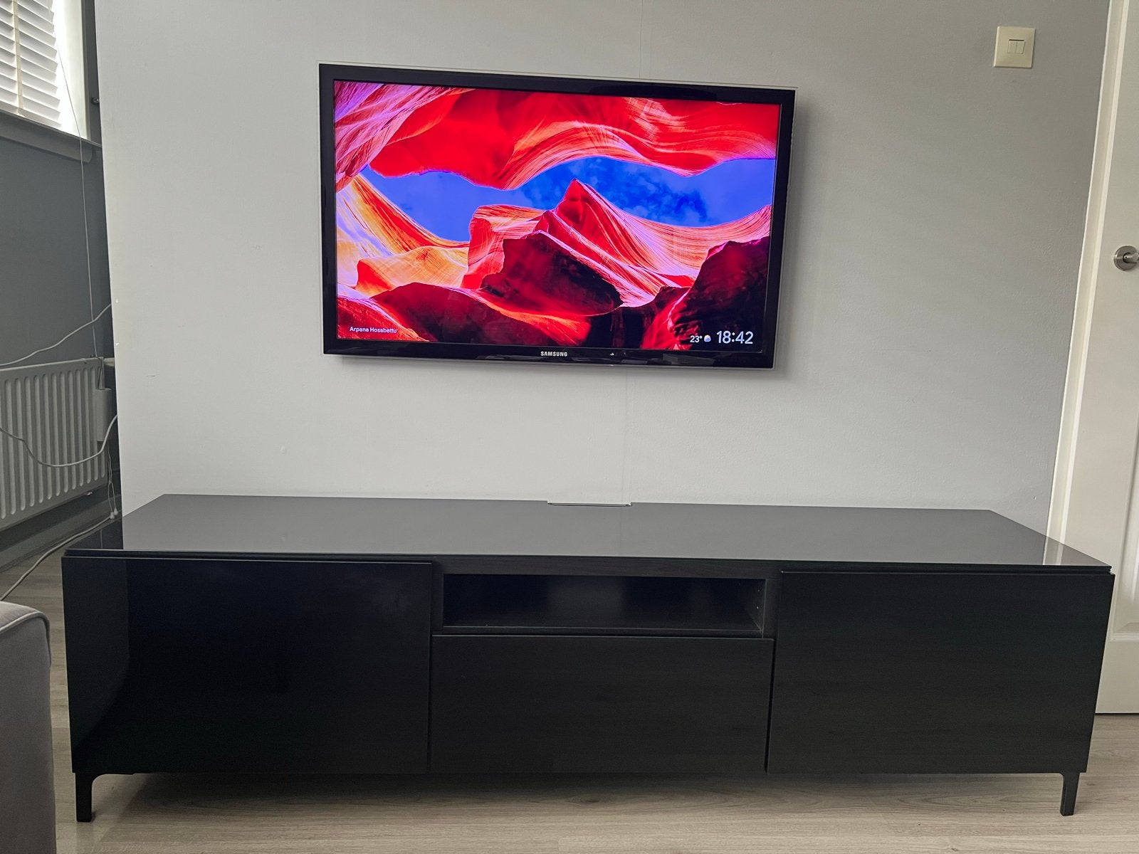 IKEA Besta TV meubel zwart met glazen toppaneel en lade, Huis en Inrichting, Kasten | Televisiemeubels, Ophalen, Gebruikt, 150 tot 200 cm