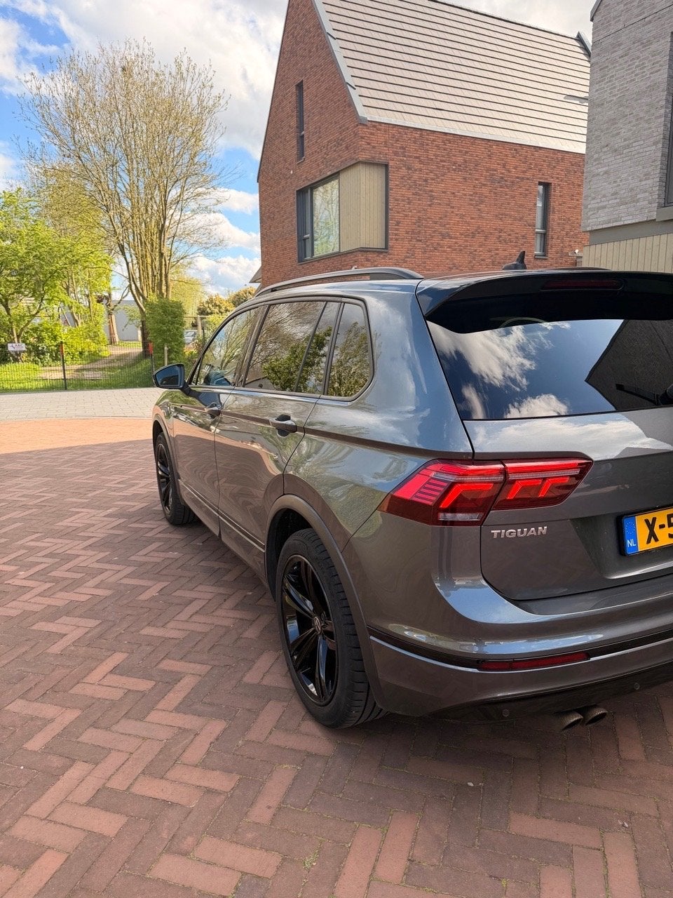 Foto 5 van Volkswagen Tiguan 2.0 TSI 190pk 4Motion DSG 2020 Grijs