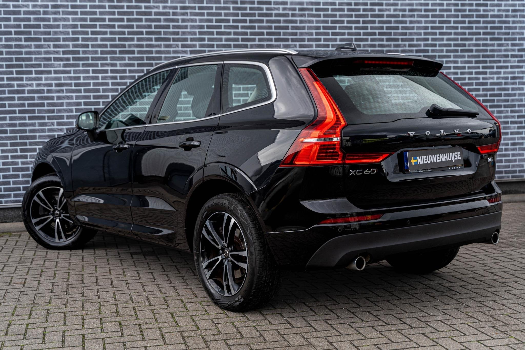 Volvo XC60 2.0 T5 Momentum | Trekhaak | Lederen Bekleding |, Gebruikt, Euro 6, 4 cilinders, Zwart