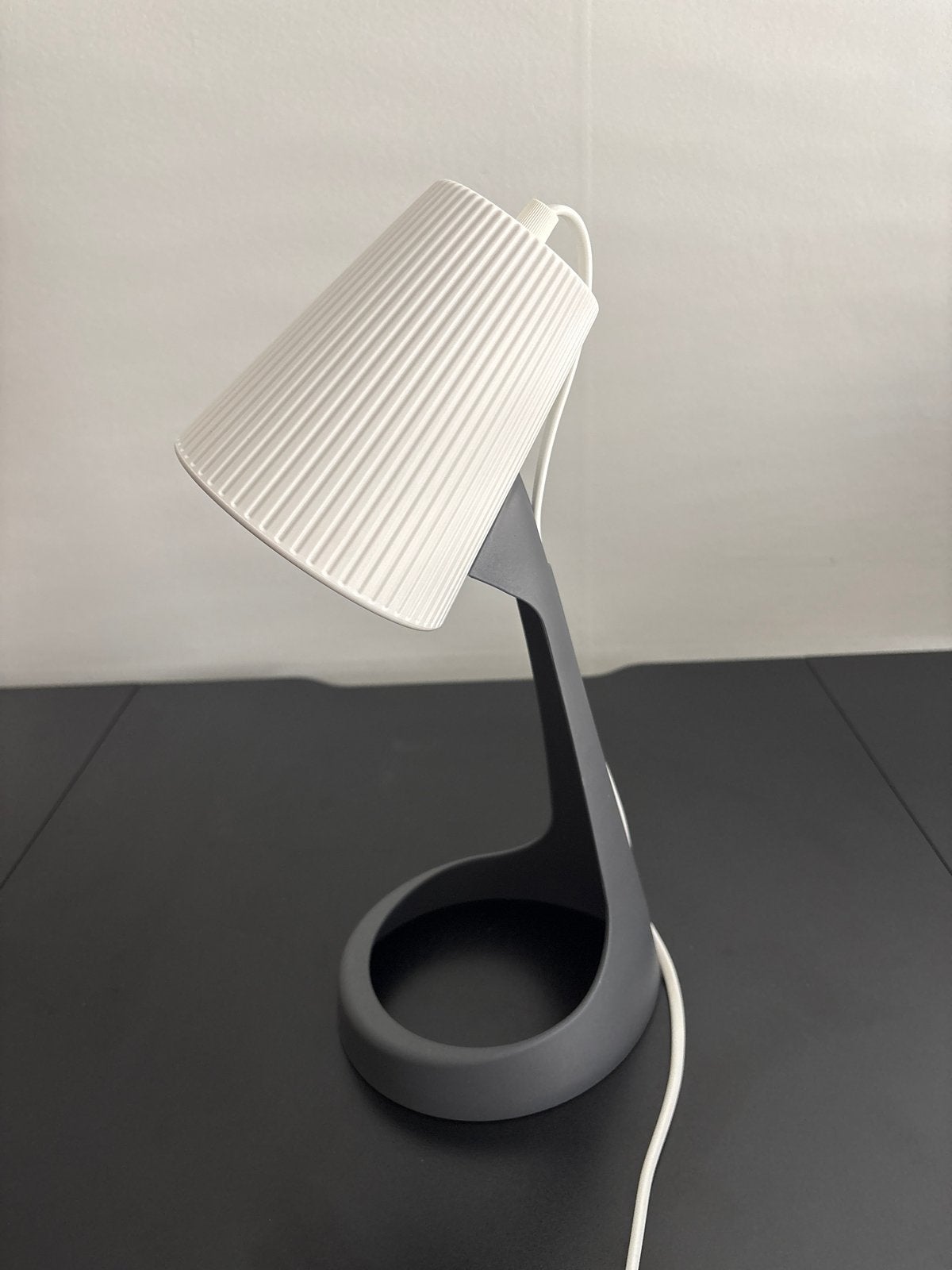 2x IKEA Svallert bureaulamp - Grijs/Wit, Ophalen of Verzenden, Zo goed als nieuw, Kunststof