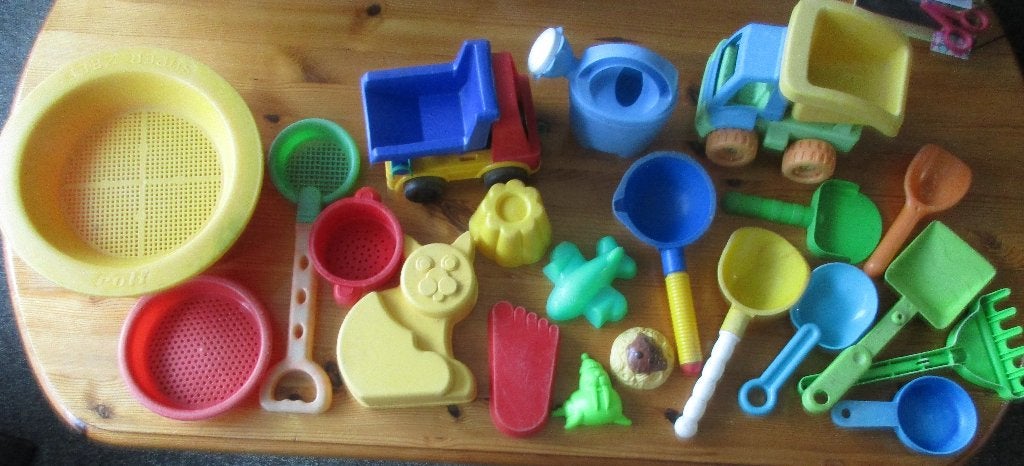 22 zandbakspulletjes - kiepwagen - schepje - zeef - vormpjes, Ophalen of Verzenden, Gebruikt