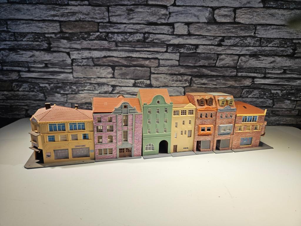 Rijtje kleinere stadswoningen huisjes N spoor trein 1:160, Hobby en Vrije tijd, Overige merken, Gebruikt, Gelijkstroom of Wisselstroom