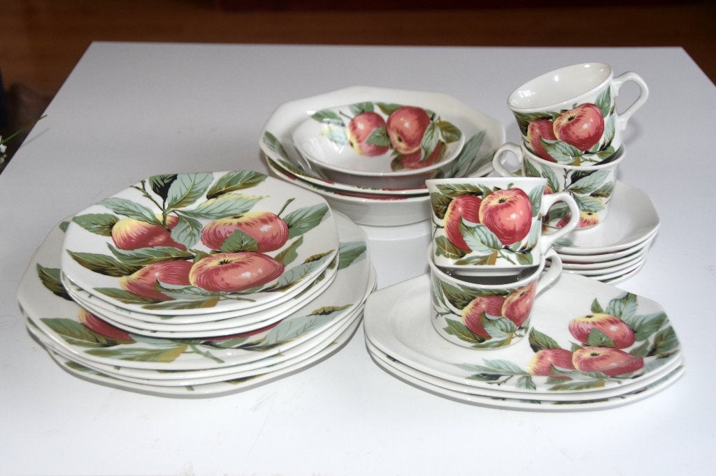 Pontesa Servies met appels borden, schalen, kopjes schotels, Verzenden, Aardewerk, Overige stijlen, Bord(en)
