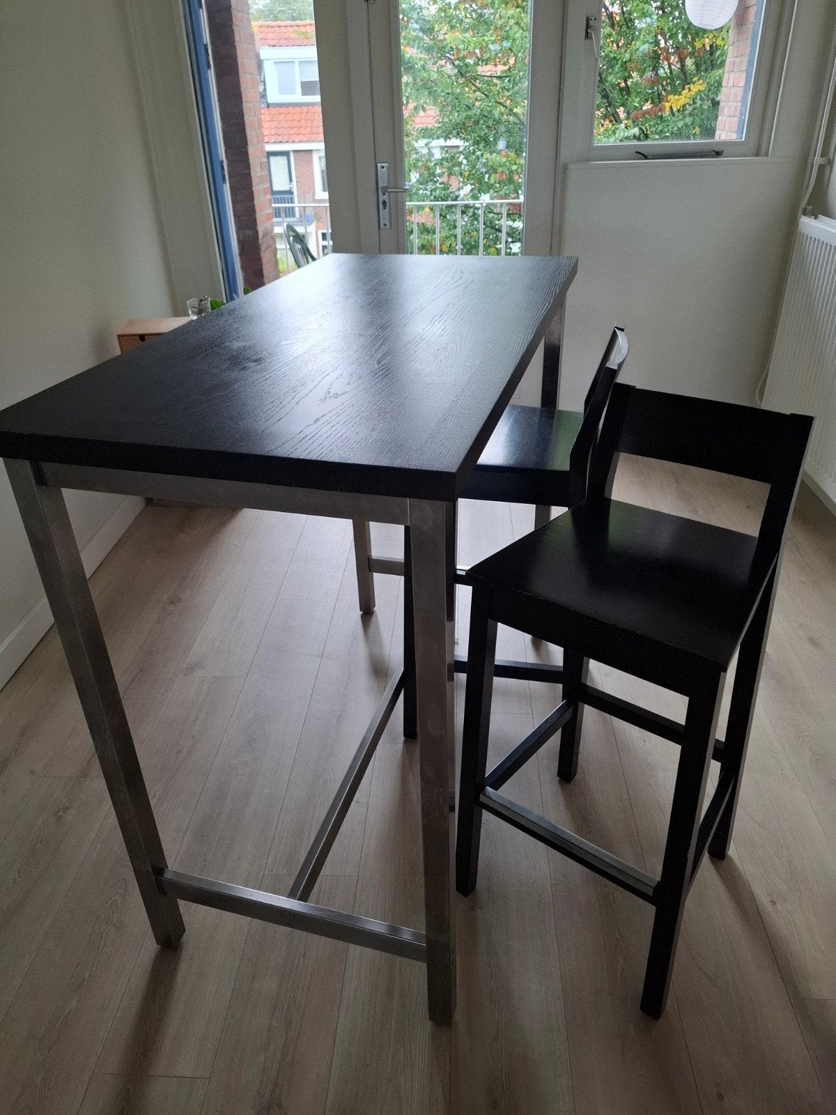 Zwarte bartafel met RVS onderstel + 2 barkrukken, Huis en Inrichting, Ophalen, Gebruikt